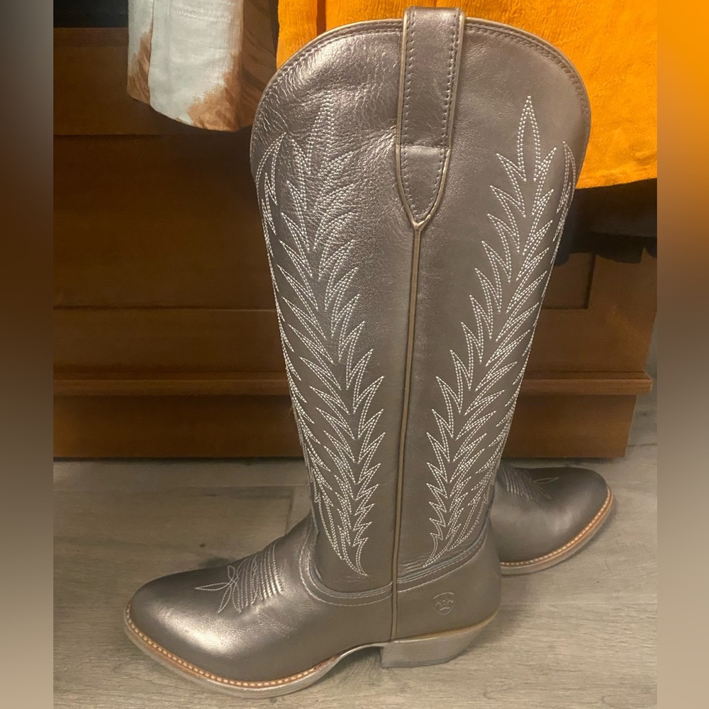Ariat cowgirl boots size 8 metallic